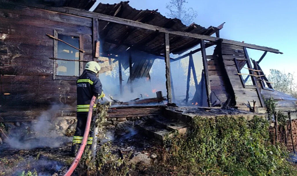 Samsun Salıpazarı'nda tek katlı ahşap evde çıkan yangın söndürüldü