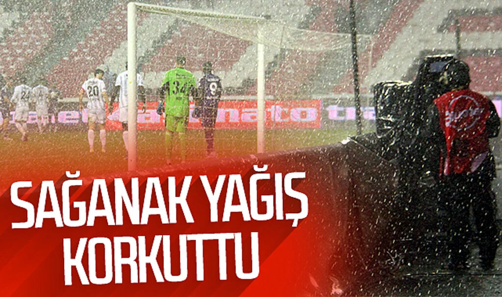 Samsunspor – Beşiktaş maçında sağanak yağış korkuttu