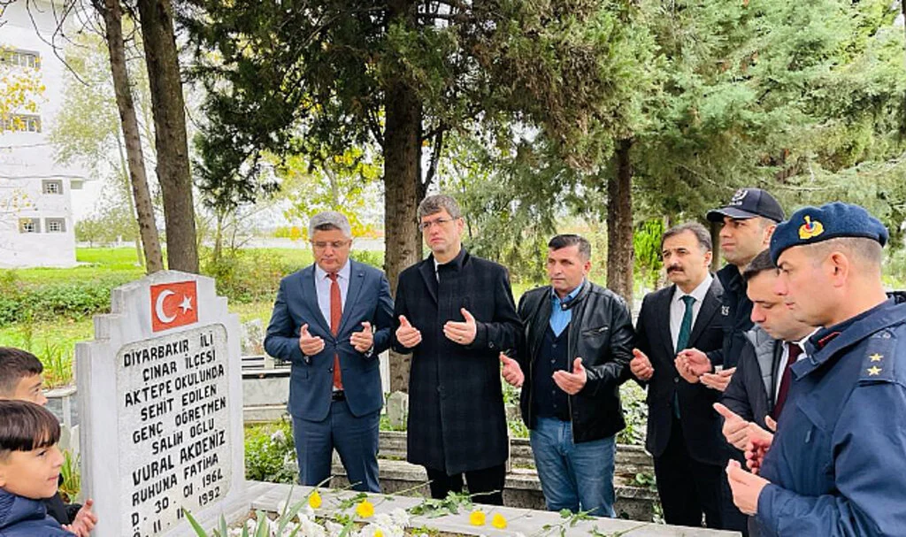 Şehit öğretmen Vural Akdeniz 19 Mayıs'taki kabri başında anıldı