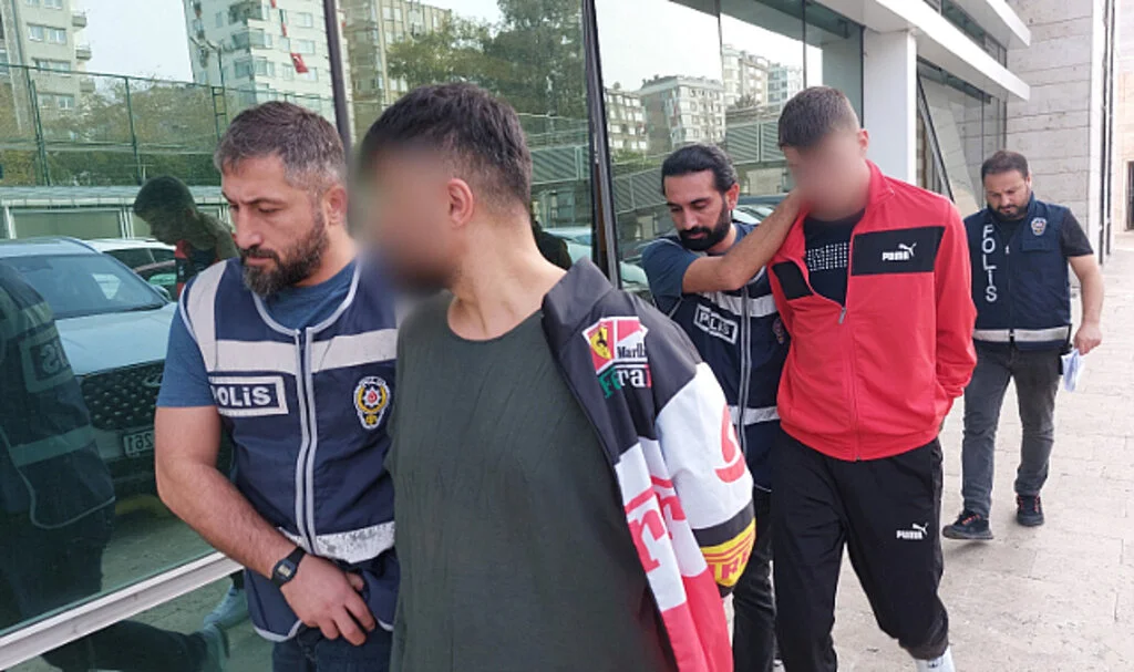 Silah satma bahanesiyle buluşup 30 bin lira gasp ettiler