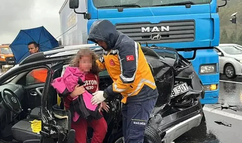 TEM'de zincirleme kaza! 3'ü çocuk 7 kişi yaralandı