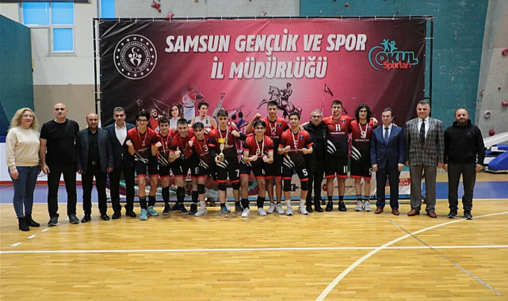 Voleybol Genç Erkekler İl Birinciliği'nde şampiyon İlkadım Anadolu Lisesi