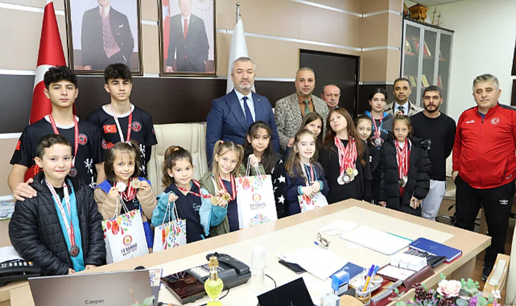 19 Mayıs Belediye Başkanı Osman Topaloğlu başarıyı ödüllendirdi