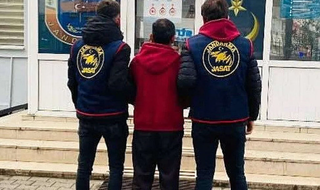 9 yıl hapis cezası ile aranan firari hükümlü Samsun'da saklandığı evde yakalandı