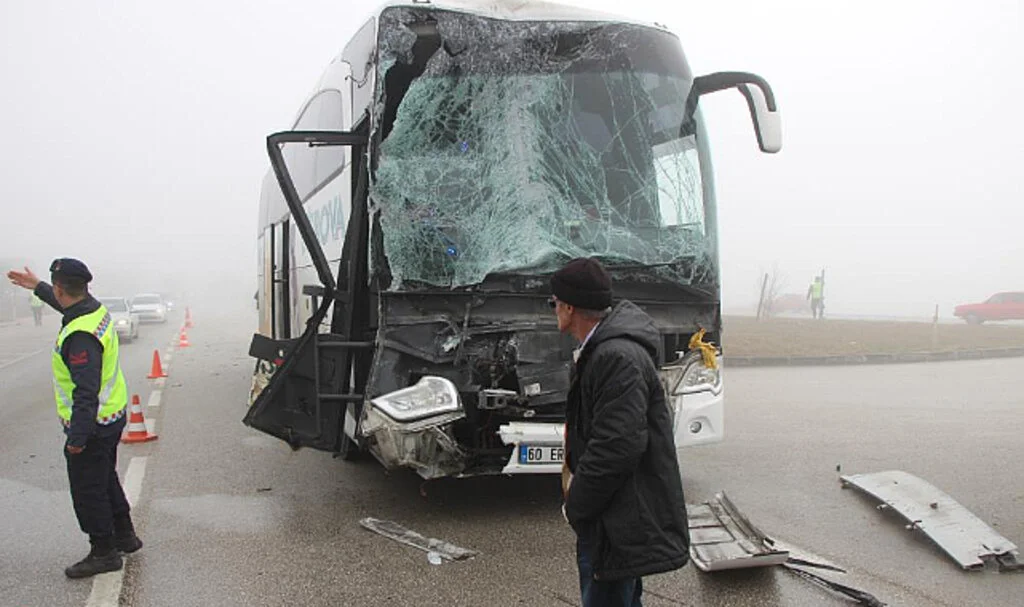 Amasya’da yoğun sis zincirleme kazalara yol açtı: 5 yaralı