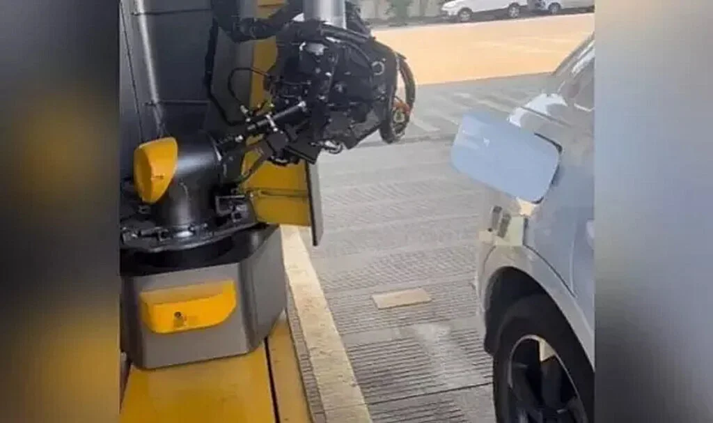 Bu da oldu! Görüntüler bir benzin istasyonundan: Robotlar iş hayatına atıldı