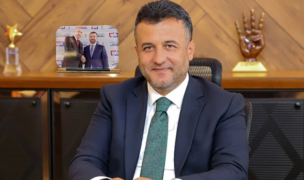 Çarşamba Belediye Başkanı Halit Doğan kupa alan genç oyuncuları kutladı