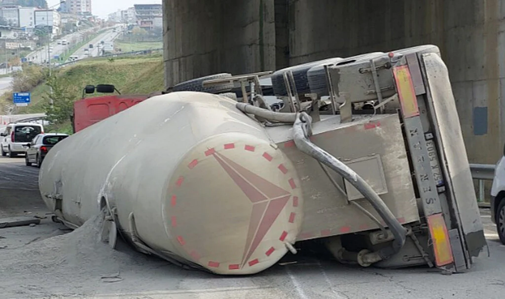 Çimento yüklü tanker devrildi: 1 yaralı