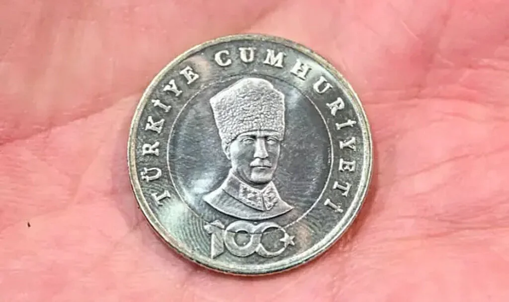 Cumhuriyet'in 100. yılına özel basıldı, Atatürk kabartması tartışma yarattı! Darphane'den 5 liralık madeni para açıklaması: "Kasıtlı olarak oynandı"