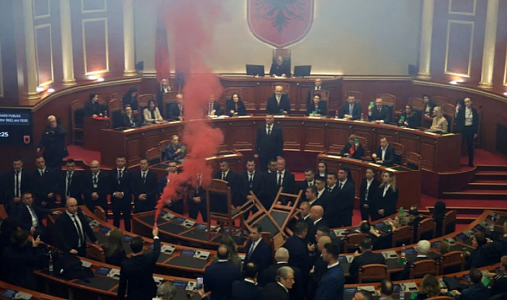 Dokunulmazlık kaldırıldı parlamento karıştı