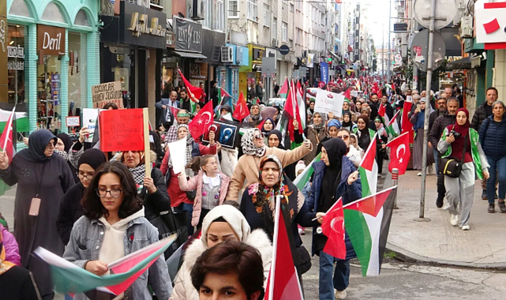 'Dünya Şehit Çocuklar Günü'nde Filistinli çocuklar için yürüdüler