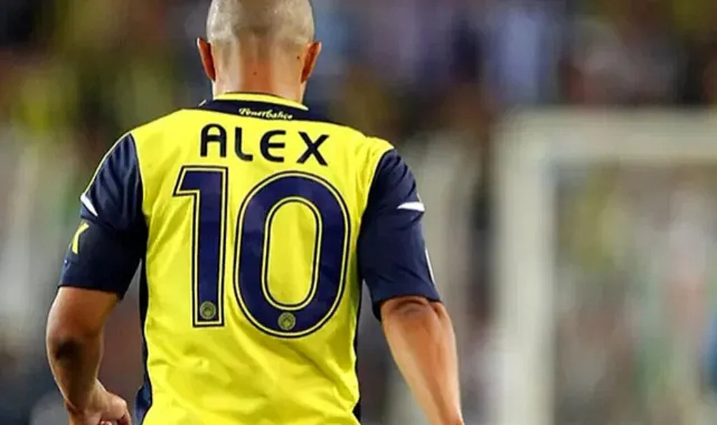 Fenerbahçe'nin efsanesi Alex de Souza heykelinin boşuna dikilmediğini gösterdi! Atatürk paylaşımı yaptı, rekora koşuyor