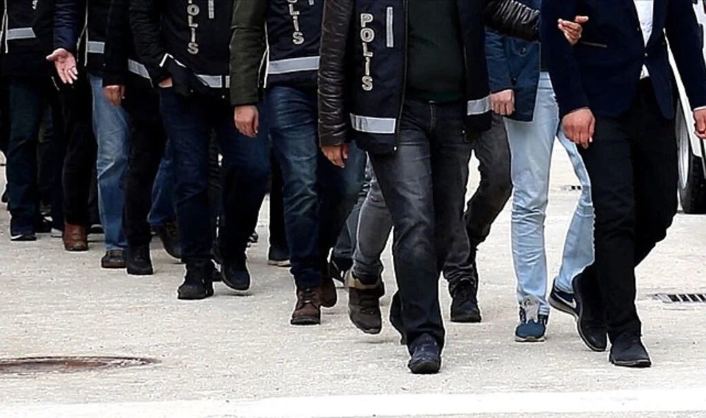 FETÖ'nün sözde TSK yapılanmasına yönelik İzmir merkezli operasyonda 12 gözaltı