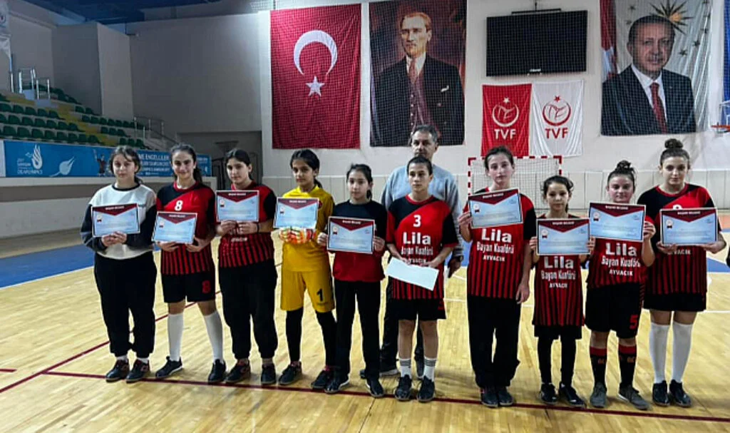 Futsalda Doğu Bölge Birincisi Mehmet Akif Ortaokulu