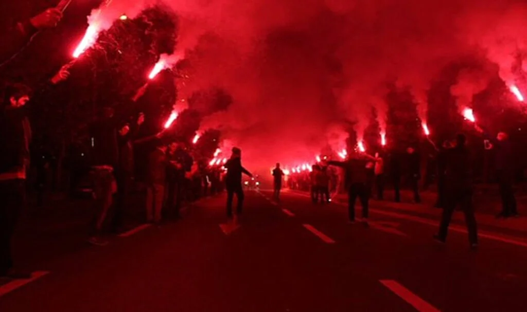 Galatasaray ve Fenerbahçe taraftarlarından ortak karşılama kararı