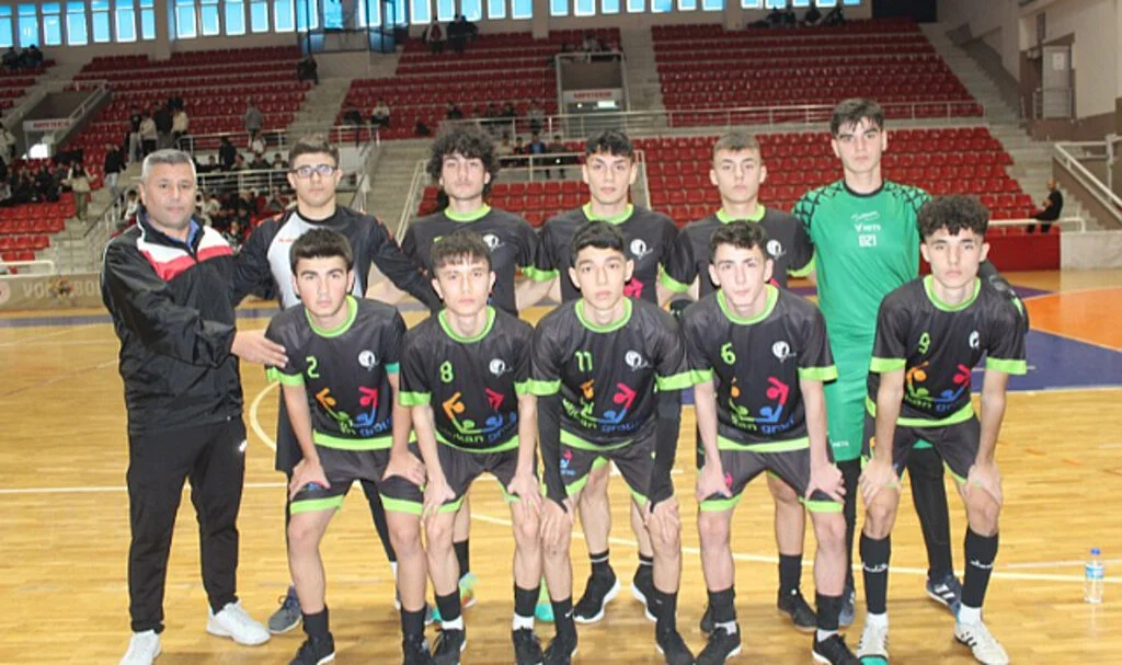 Gazi Anadolu Lisesi havlu attı