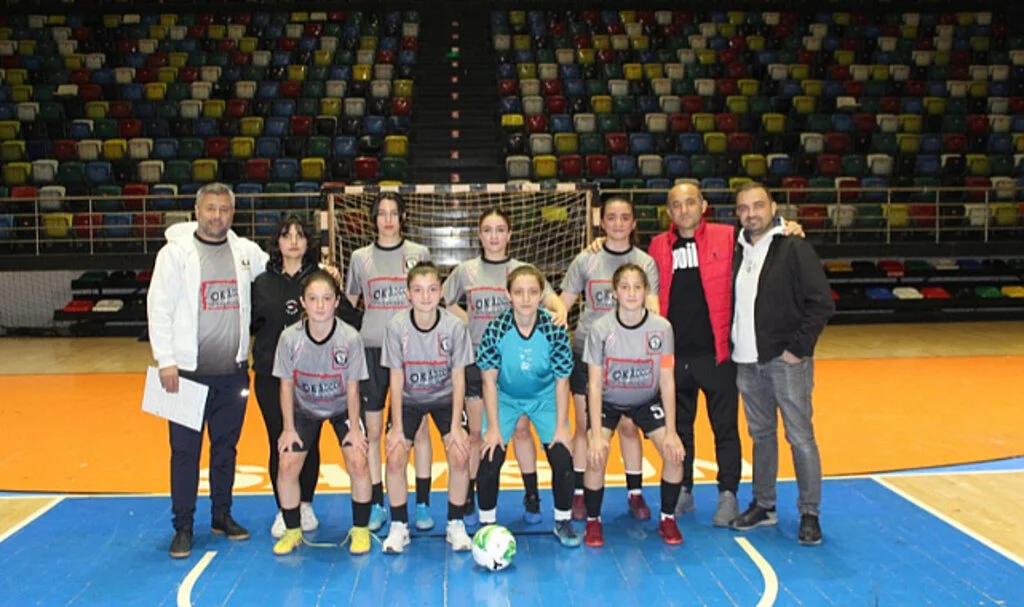 Gazi Anadolu Lisesi kızları futsalda adını finale yazdırdı