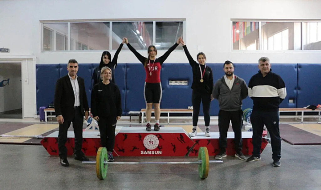 Halterde madalyalar dağıtıldı