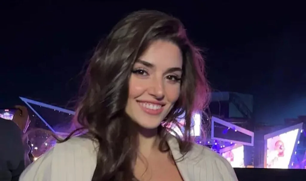 Hande Erçel'in Suudi Arabistan pozlarına beğeni yağdı! Tarzının bedeli ortaya çıktı