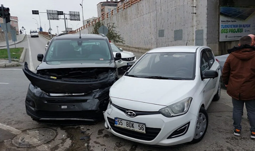Hastaneye giderken kazada yaralandı