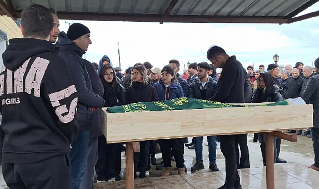 Havuzda epilepsi nöbeti geçiren ve kaldırıldığı hastanede ölen tıp fakültesi öğrencisi toprağa verildi
