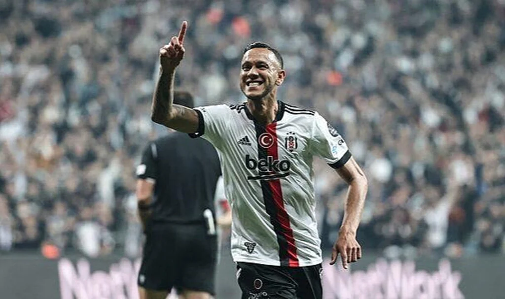 Hem Fenerbahçe hem Beşiktaş'ta forma giymişti... Süper Lig'e ağlayarak veda etmişti Josef de Souza geri dönüyor!