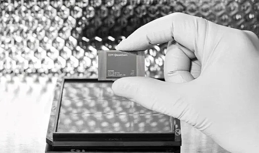 IBM'in kapasitesi bin kubiti aşan ilk kuantum çipi tanıtıldı