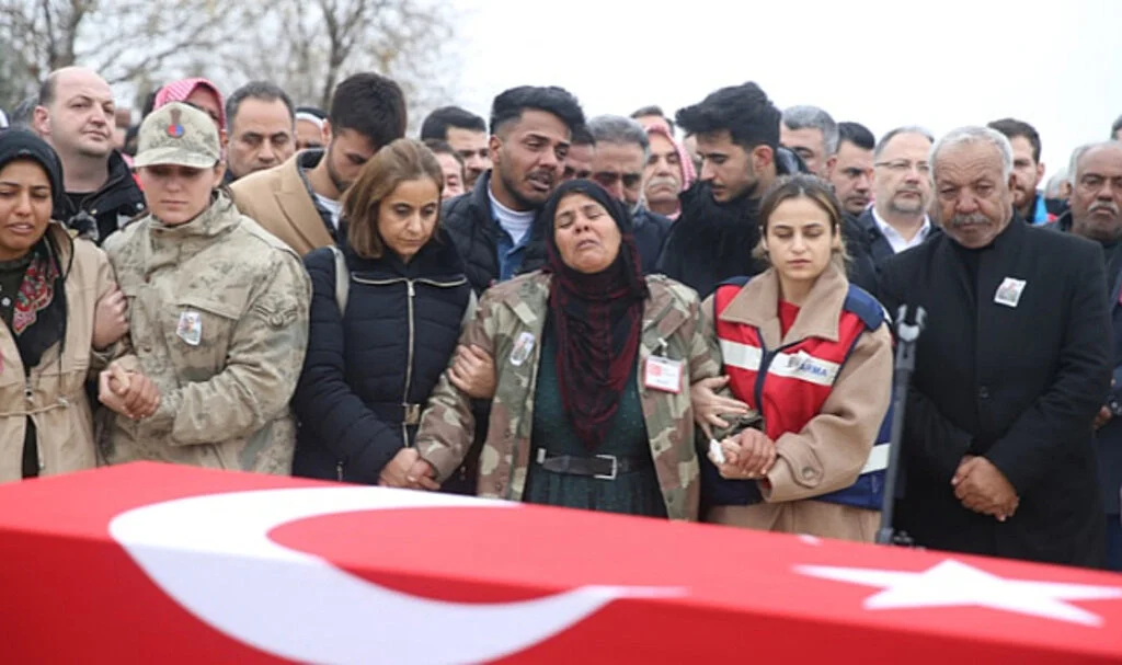 Kahramanlara veda, bir bir toprağa veriliyorlar..