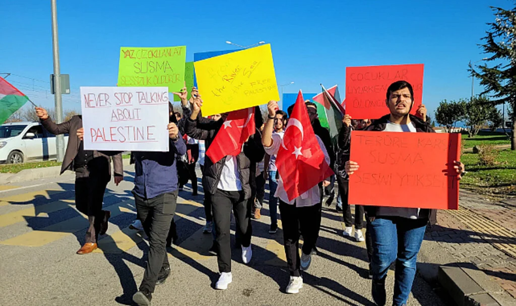 OMÜ'de "Şehitlerimizi Anma ve Filistin'e Destek" yürüyüşü yapıldı