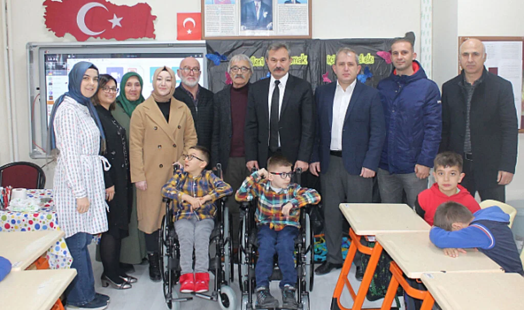 Özel öğrencilere tekerlekli sandalye desteği