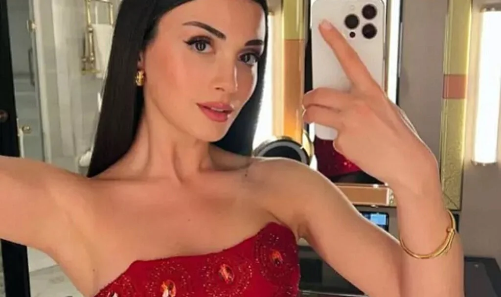 Safir'in Feraye'si Özge Yağız süper mini elbisesiyle poz verdi! Davet tarzı çok beğenildi