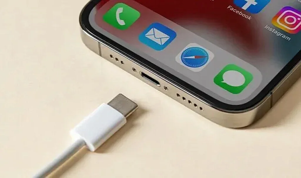 Sahte şarj kablolarına dikkat: iPhone şarj edilirken kablo alev aldı