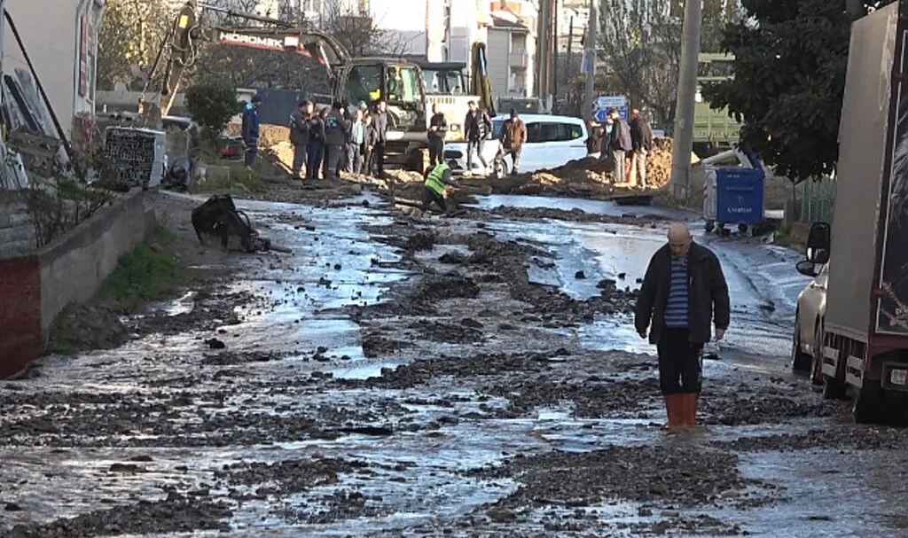 Samsun Bafra'da su borusu patladı, yollar dere gibi aktı
