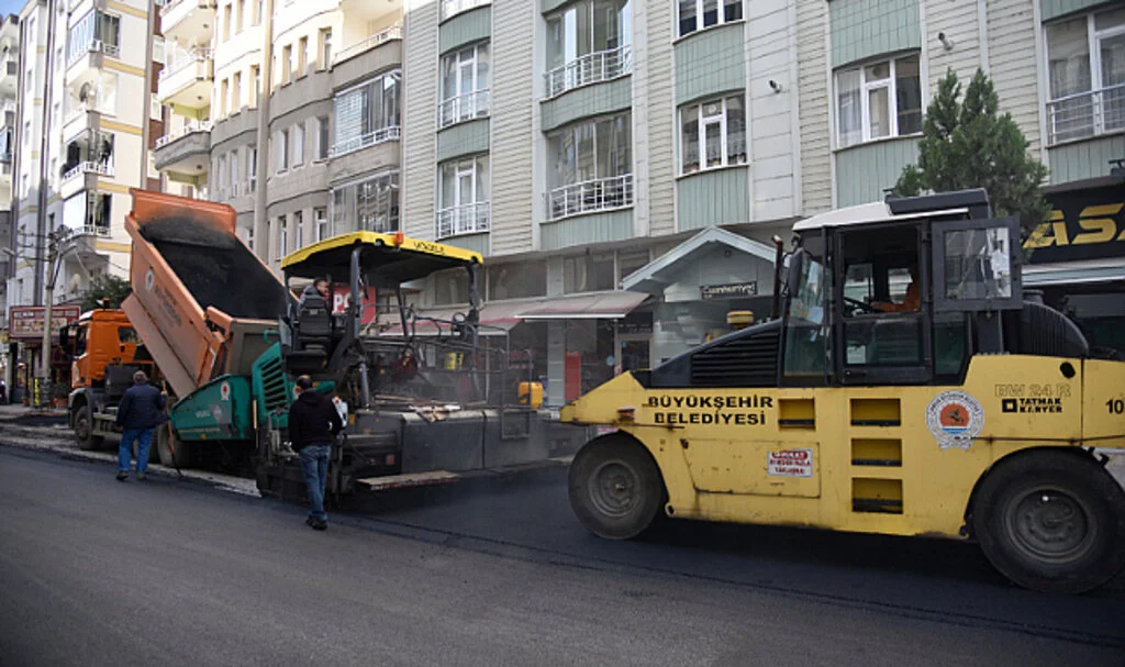 Samsun Büyükşehir, Bafra’da yolları sıcak asfaltla kaplıyor