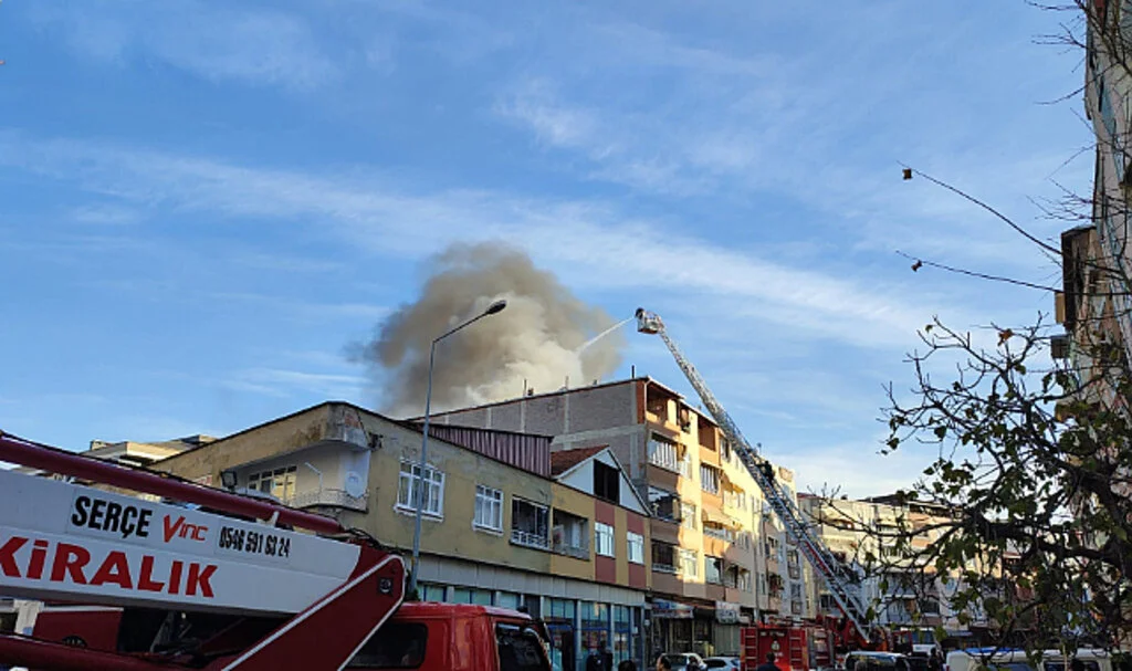 Samsun Çarşamba'da çatı yangını hasara neden oldu
