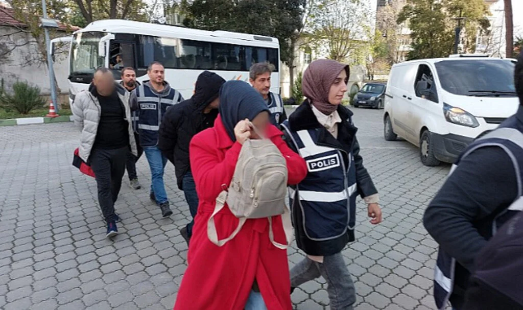 Samsun'da 53 kişiyi internet üzerinden dolandıran 11 şahıs adliyeye sevk edildi