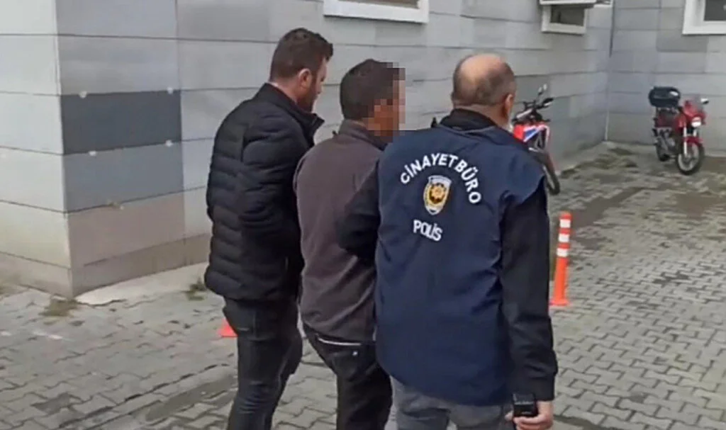 Samsun'da arkadaşının sırtına bıçak saplayan şahıs yakalandı