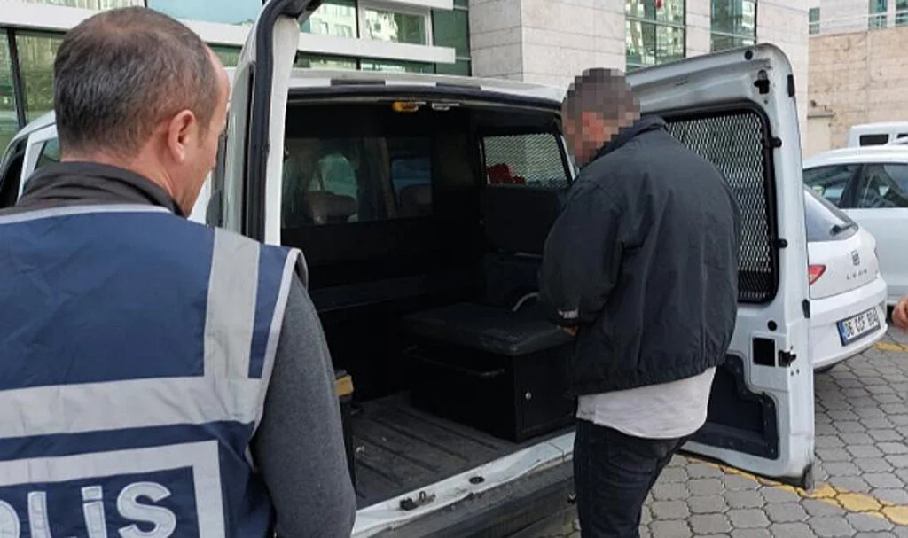 Samsun'da babasının ve babaannesinin evini yaktı polis merkezinde bilgisayara zarar verince tutuklandı