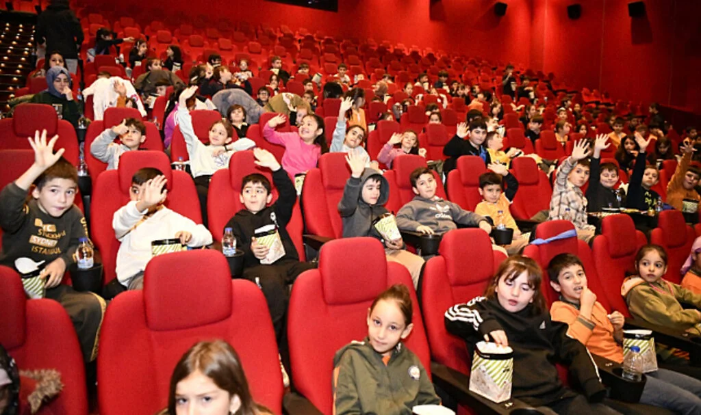 Samsun’da bin öğrenci ilk kez sinemada film izledi