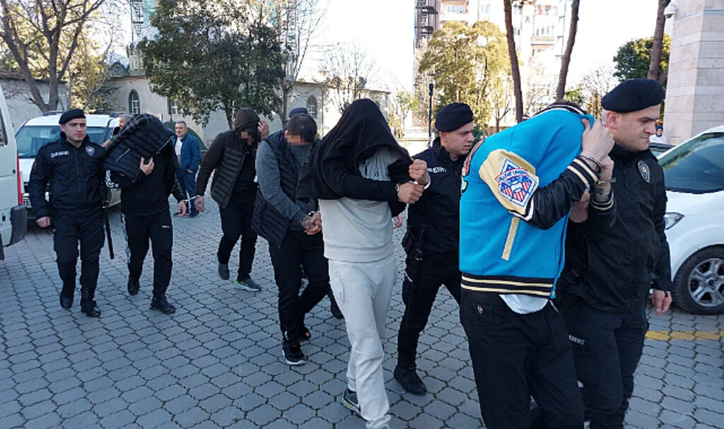 Samsun'da bonzai hammaddesiyle yakalanan 5 kişi adliyeye sevk edildi