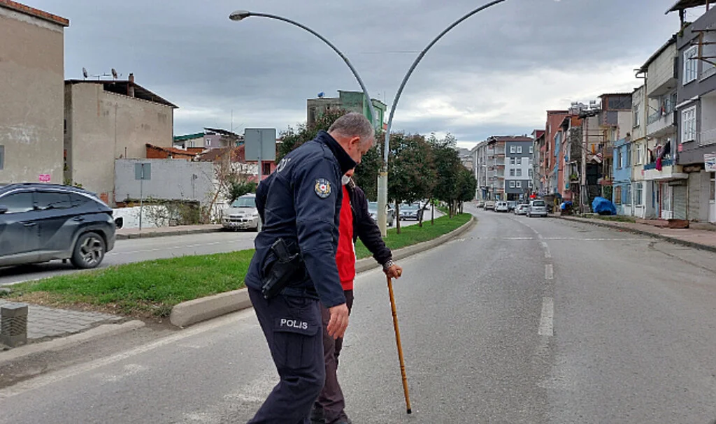 Samsun'da engelli vatandaşın yardımına polis koştu