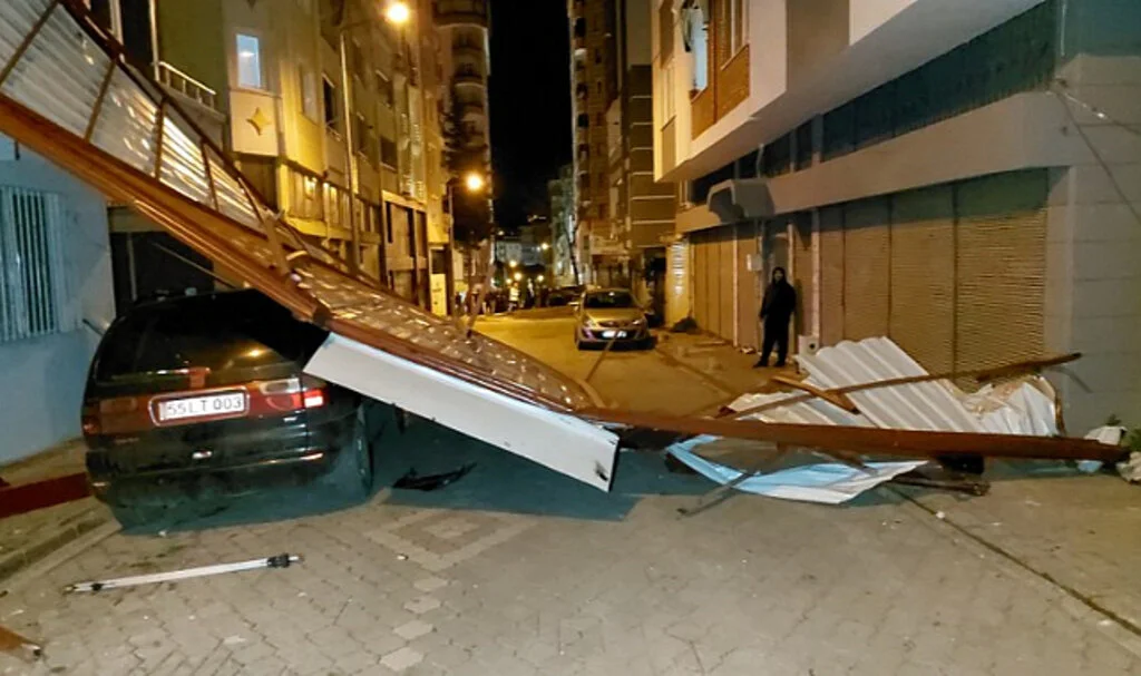 Samsun'da fırtına çatıları uçurdu, ağaçları devirdi