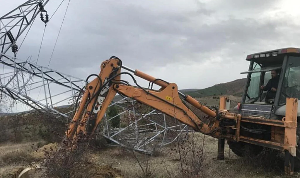 Samsun'da Fırtına sonrası elektrik kesintileriyle mücadele