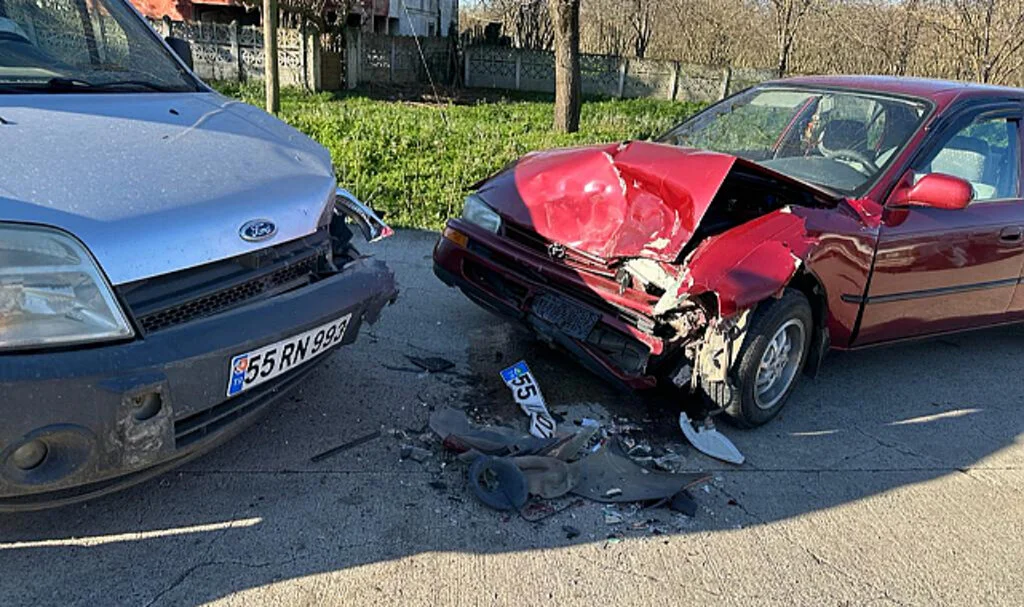 Samsun'da hafif ticari araç ile otomobilin çarpıştığı kazada 2 kişi yaralandı