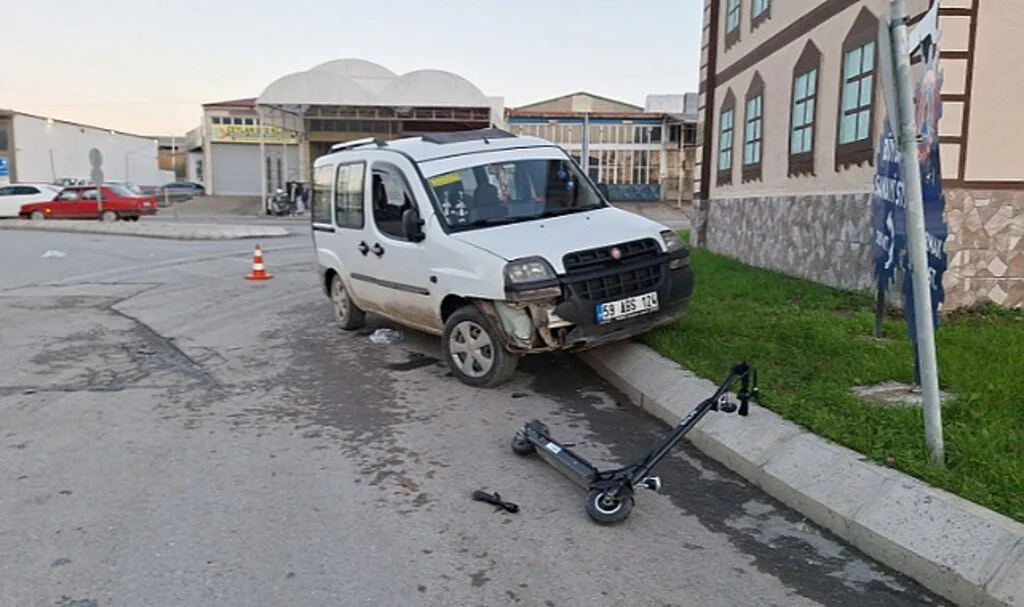 Samsun'da hafif ticari araçla scooter çarpıştı 2 kişi yaralandı 