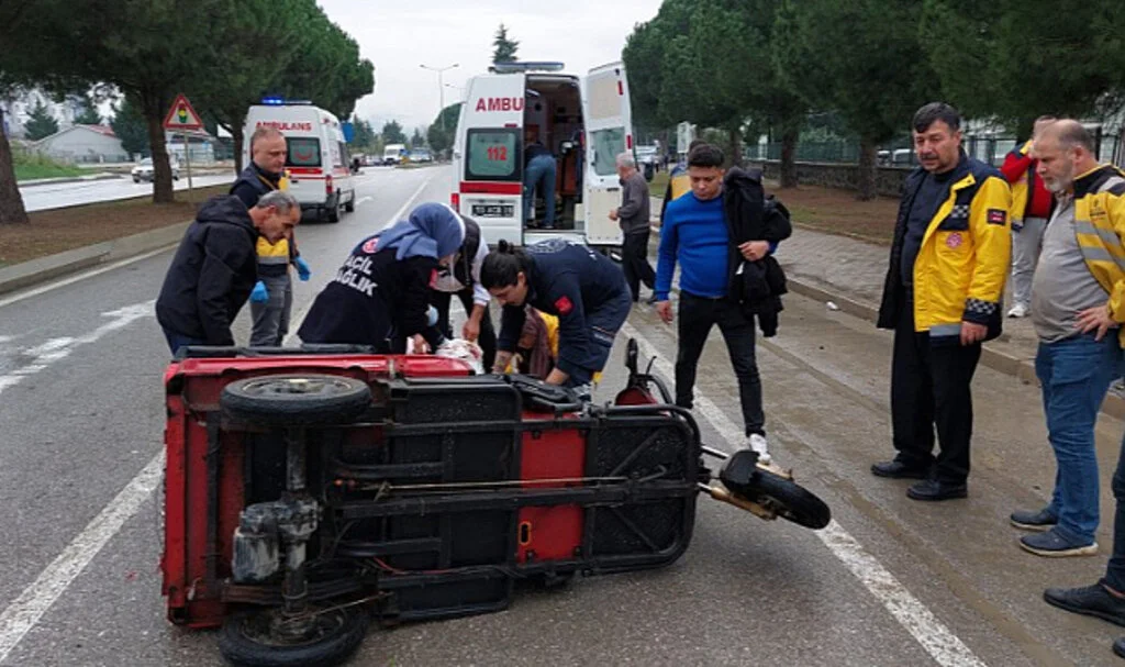 Samsun'da hasta taşıyan 3 tekerlekli bisiklet ambulansla çarpıştı: Hasta ve eşi yaralandı