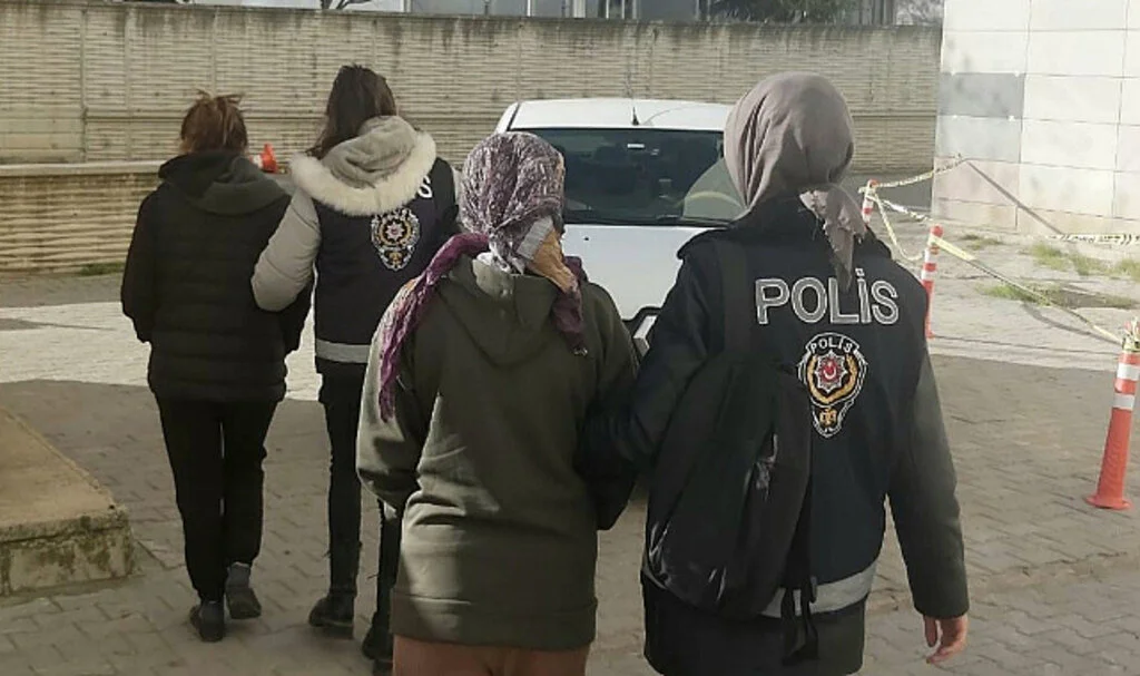 Samsun'da hırsızlık suçundan aranan kadınlar hırsızlık yapmak isterken yakalandılar