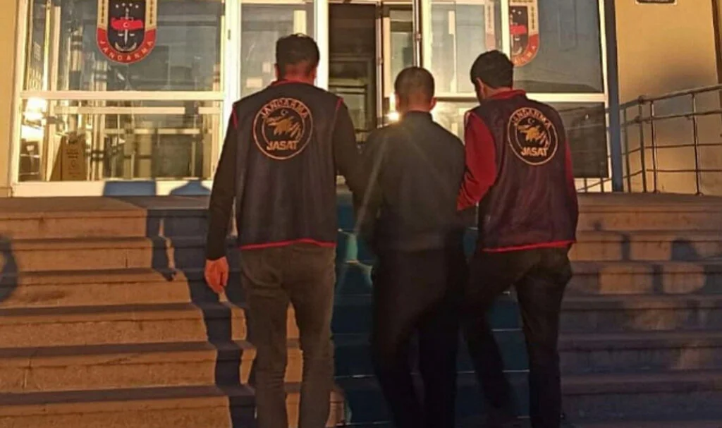 Samsun'da jandarma 10 yıl hapis cezası bulunan cezaevi firarisini yakaladı