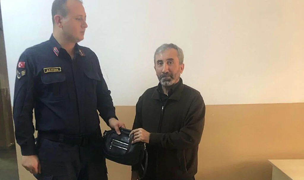 Samsun'da Jandarma yol kenarında bulduğu çantayı sahibine teslim etti