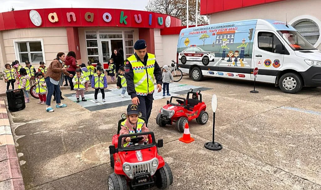 Samsun'da jandarmadan miniklere trafik eğitimi